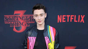 在Stranger Things Netflix活動中穿著彩色外套的演員。 — Netflix GIF 壁紙