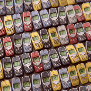 復古Nokia手機網格，帶有發光的綠色螢幕，顯示問號。 — Nokia 壁紙