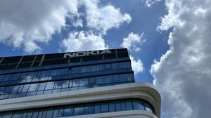 Nokia企業大樓，玻璃外牆，多雲的藍天下。 — Nokia 壁紙