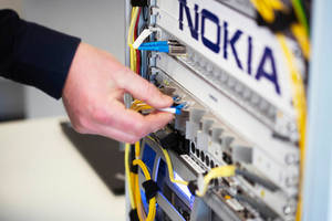 手將光纖電纜連接到Nokia網絡設備