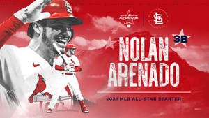 棒球選手 Nolan Arenado 穿著 Cardinals 球衣微笑敬禮。