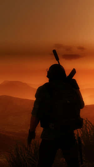 夕陽下，持步槍的士兵剪影眺望群山。