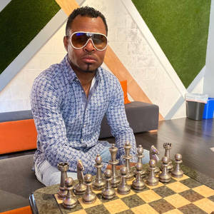 戴太陽眼鏡的男子在室內用金屬棋子下棋。 — 國際象棋 壁紙