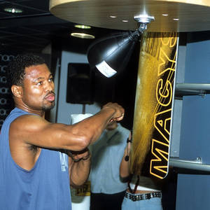 拳擊手在健身房用重型沙袋訓練 — 健身房 壁紙