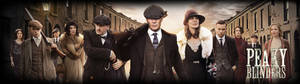 Peaky Blinders 幫派成員穿著1920年代服裝站在昏暗的街道上。 — 32:9 壁紙