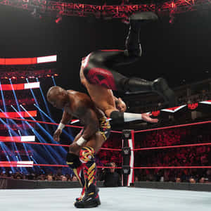 摔角手在WWE RAW活動中，在充滿活力的舞台燈光下進行動作。