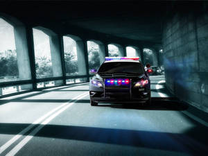 警車閃著燈駛過隧道