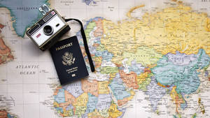 用於旅行計劃的世界地圖上的復古相機和美國護照。 — 旅行 壁紙
