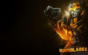 一個黃黑機械人，發光的眼睛和舉起的手臂，站在黑暗背景前。
