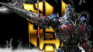 Optimus Prime 機器人在金色 Autobot 標誌前拿著一把發光的劍。