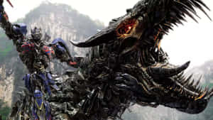 Optimus Prime 和一隻機械龍在山區戰鬥場景中。 — 恐龍大時代 壁紙