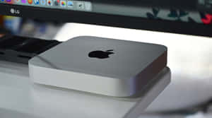 銀色 Apple Mac mini 電腦放在白色桌子上，靠近顯示器。