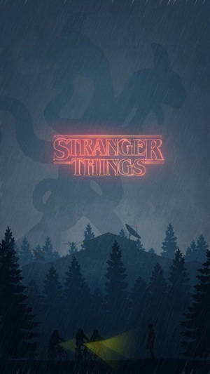 四個手持電筒的人物在發光的Stranger Things標誌下穿過雨林。