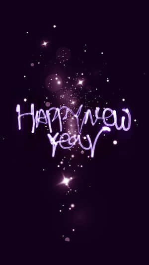 發光紫色Happy New Year文字在黑暗背景上閃爍星星