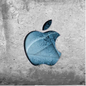 藍色裂紋玻璃Apple標誌嵌入灰色混凝土牆中。