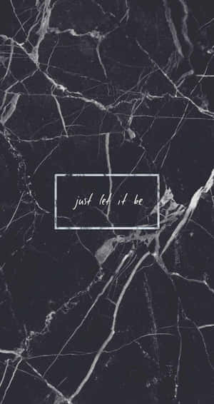 帶有白色紋理的黑色大理石背景和一個寫著 just let it be 的文字框。