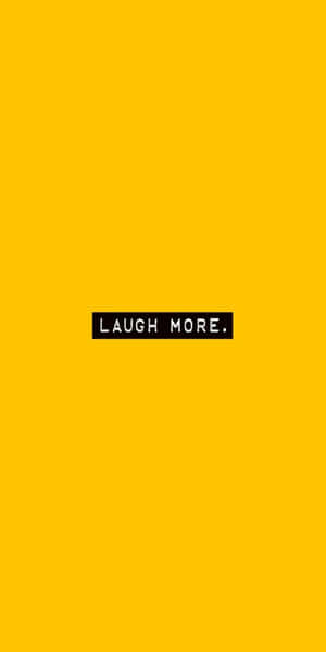 鮮黃色背景中央有黑色文字「laugh more」。