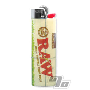銀色打火機包裹著Raw有機大麻捲紙，帶有紅色標誌和綠色草圖案。 — 霓虹美學 壁紙