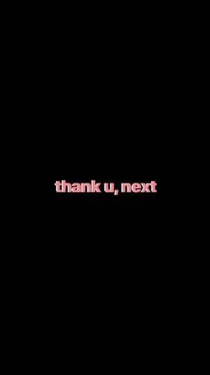 粉紅色文字寫著 thank u,next 在黑色背景上