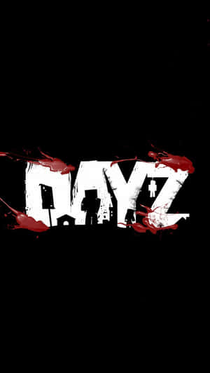 黑色背景上，帶有紅色血跡和喪屍剪影的白色文字「DAYZ」。