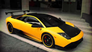 黃黑色林寶堅尼 Murciélago 停泊在建築物附近的行人路上。