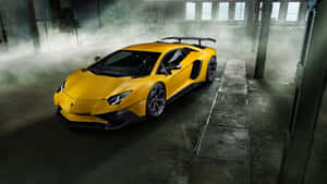 在煙霧瀰漫的工業倉庫中，戲劇性燈光下的黃色林寶堅尼 Aventador SVJ。