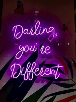 紫色霓虹燈牌寫著 Darling you're Different，瓷磚牆上有蝴蝶貼紙。