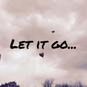 兩個心形風箏在粉紅色多雲天空中飛翔，帶有文字 let it go