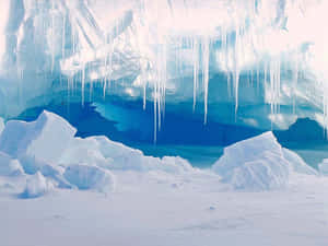 冰洞，有冰柱和藍色水，被雪包圍。
