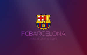 FC Barcelona 標誌及標語 'mes que un club' 在漸變紫色背景上。