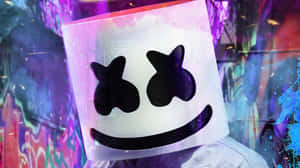 戴白色方形面具、黑色X形眼睛和微笑的人，在霓虹塗鴉牆前。