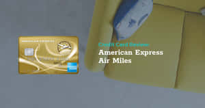 金色美國運通Air Miles卡在黃色梳化與藍色枕頭旁。