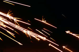 金色火花在黑暗的夜空中飛舞。