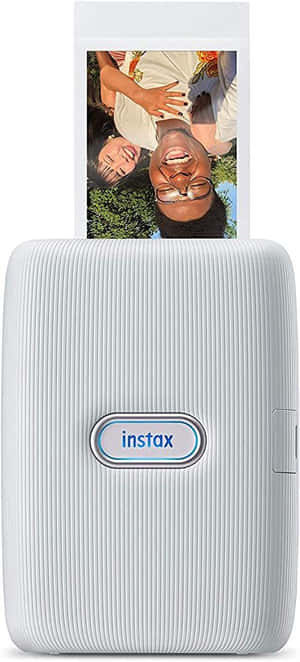 白色 Instax 打印機正在打印一張兩個微笑朋友的照片。 — 20:9 壁紙