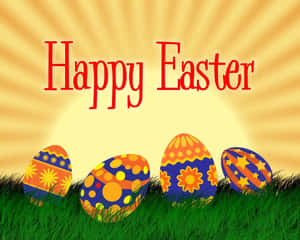 四個裝飾彩蛋在草地上，陽光下帶有'Happy Easter'文字。 — 5:4 壁紙