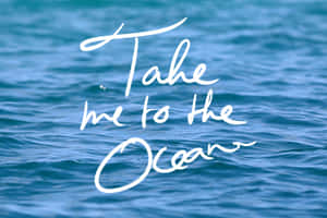 藍色海水上白色手寫文字「Take me to the Ocean」。