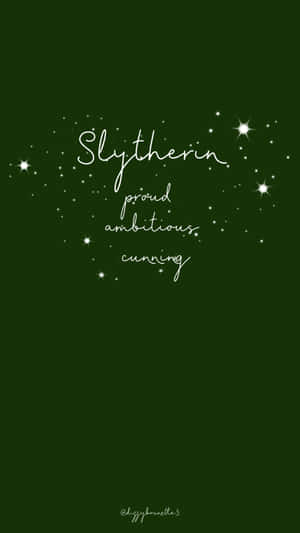深綠色背景上白色草書寫的 Slytherin 學院特質，帶有星星閃爍。 — 史萊哲林美學 壁紙