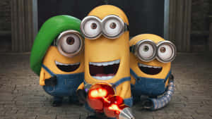 三個動畫Minions拿著發光的紅色武器大笑。