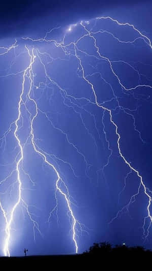 強烈的閃電照亮了黑暗的暴風雨天空。