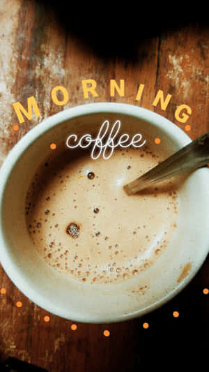 木桌上的一杯咖啡配湯匙，帶有 'morning coffee' 文字。