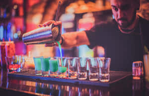 調酒師在霓虹燈酒吧倒綠色小酒。 — 慶祝 壁紙