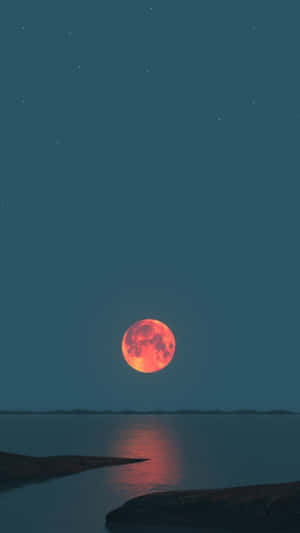 紅月在繁星夜空下映照在水面上。
