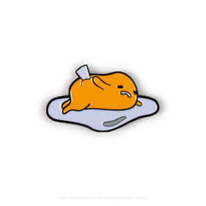 Gudetama卡通角色在水坑中放鬆，背上有一個小灰色物體。