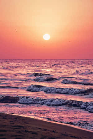 海洋上的日落，海浪拍打沙灘