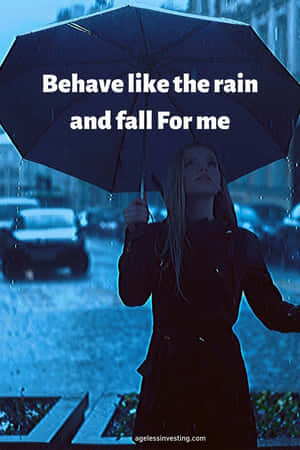 女性在雨中城市街道上撐傘，帶有藍色調和文字疊加。