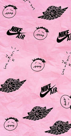 粉紅色皺紋紙，帶有黑色 Air Jordan 和 Nike Air 標誌以及縫製的臉部塗鴉。
