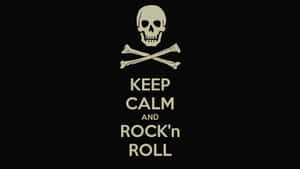 骷髏頭骨交叉骨，帶有米色 'Keep Calm and Rock'n Roll' 文字，背景黑色。