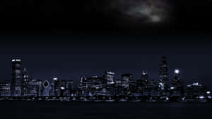 夜晚的城市天際線，燈火通明的建築在星空下，銀河可見。