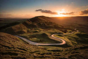 夕陽下蜿蜒穿過起伏綠色山丘的道路