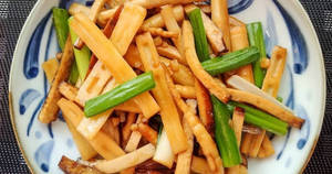 裝飾碟上的炒豆腐和青蔥。